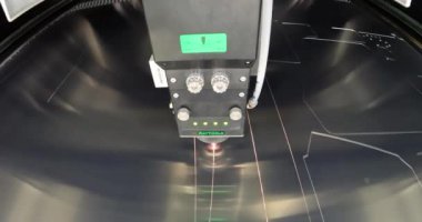 Metal bir parçayı lazer kesiciyle kesme işlemi. Lazer kesici parçayı kesecek. Fabrikada lazer kesici plazma kesici işi var.