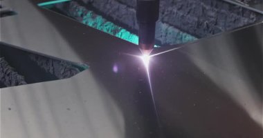 Plazma kesiciler fabrikada çalışıyor. Plazma kesici parçayı kesecek. Metal bir parçayı plazma kesici ile kesme işlemi.