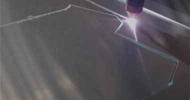 Plazma kesiciler fabrikada çalışıyor. Plazma kesici parçayı kesecek. Metal bir parçayı plazma kesici ile kesme işlemi.