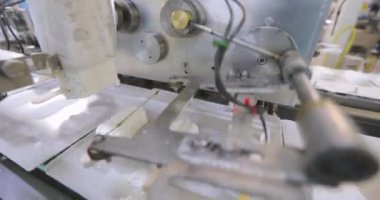 Apparatus for sorting ice cream. Ice cream dosing machine on a conveyor line. Automated conveyor line. Food production.