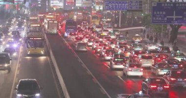 Çin 'deki şehir sokaklarında arabaların hareketi. Çin 'de gece ya da akşam şehir trafiği. İş çıkışı