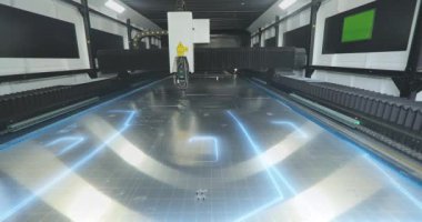CNC lazer kesme makinesi çalışıyor. Metal lazer kesme makinesi. Fabrikadaki CNC lazer makinesi. Lazer CNC makinesiyle metal kesmek