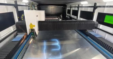 CNC lazer kesme makinesi çalışıyor. Metal lazer kesme makinesi. Fabrikadaki CNC lazer makinesi. Lazer CNC makinesiyle metal kesmek