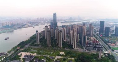 Guangzhou 'daki nehrin kıyısında bir yerleşim yeri. Nehir kenarında, Çin 'de pahalı bir yerleşim yeri. Guangzhou 'daki yüksek binalar..