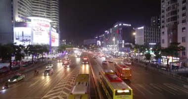 Çin 'deki şehir sokaklarında arabaların hareketi. Çin 'de gece ya da akşam şehir trafiği. İş çıkışı