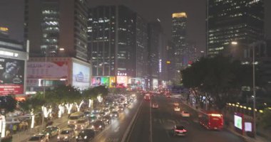 Çin 'deki şehir sokaklarında arabaların hareketi. Çin 'de gece ya da akşam şehir trafiği. İş çıkışı