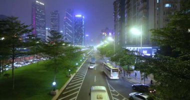 Çin 'deki şehir sokaklarında arabaların hareketi. Çin 'de gece ya da akşam şehir trafiği. İş çıkışı