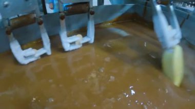 Dondurma, erimiş çikolataya yakın planda batırılır. Dondurmadan çikolata damlıyor..