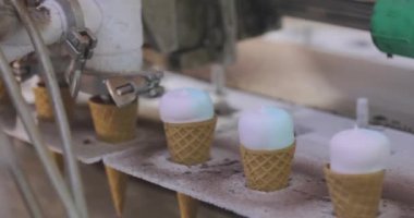 Waffle bardağında dondurma. Waffle kabında dondurma üretimi. Otomatik dondurma üretimi.