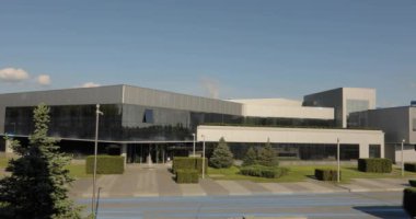 Dünya çapındaki ortaklarla iletişimin görselleştirilmesi. Modern fabrika kavramı, insansız hava aracı görüşü.