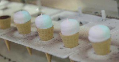 Waffle bardağında dondurma. Waffle kabında dondurma üretimi. Otomatik dondurma üretimi.