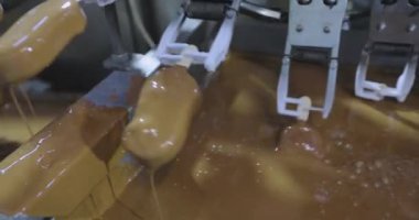 Dondurma, erimiş çikolataya yakın planda batırılır. Dondurmadan çikolata damlıyor..