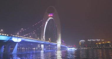 Çin, Guangzhou. Guangzhou şehir merkezinde gece manzarası. Uzun şehir binaları güzel ışıklarla parıldıyor. Gece hayatı