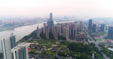 Guangzhou 'daki nehrin kıyısında bir yerleşim yeri. Nehir kenarında, Çin 'de pahalı bir yerleşim yeri. Guangzhou 'daki yüksek binalar..