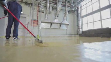 Fabrikada bir atölye inşaatı. İnşaat alanında çalışanlar. Kendi seviyesini yükselten geniş bir alan oluşturma süreci.