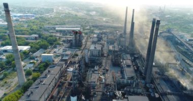 Fabrikanın üzerinde uçan bir dron. Endüstriyel alanın hava aracı görüntüsü. Özerk Uçuş