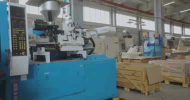 Termoplastik enjeksiyon makinesi. Plastik parçaları üretmek için makinelerin olduğu dükkan