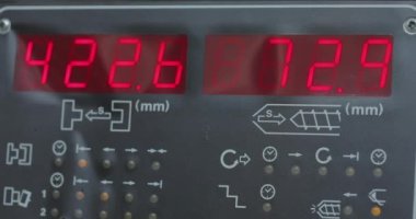 CNC makine monitörü. Fabrikalardaki CNC makinesinin kontrol paneli. Modern CNC makinesi. CNC makinesi bir parça işliyor.