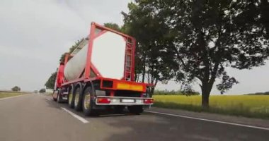 Otoyol boyunca giden beyaz bir kamyon. Tankerli bir kamyon güneşli havada otoyola çıkıyor. Bir kamyon konvoyu otoban boyunca gidiyor..