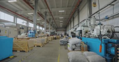 Termoplastik enjeksiyon makinesi. Plastik parçaları üretmek için makinelerin olduğu dükkan