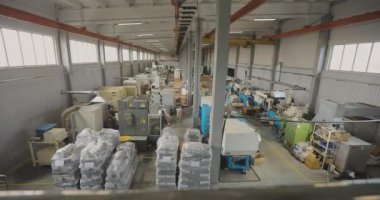 Termoplastik enjeksiyon makinesi. Plastik parçaları üretmek için makinelerin olduğu dükkan