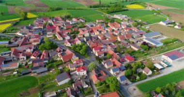 Özel evlerin çatısındaki güneş panelleri. Şehir güneş enerjisine geçiyor. Güneş panelleri evlerin çatılarında görünür..