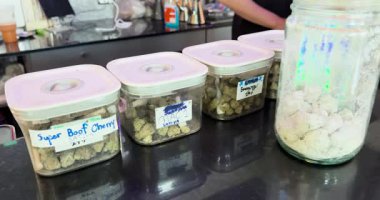 Tayland 'da yasal marihuana satış aracı. Tayland 'da renkli marihuana satış aracı, dışarıda.