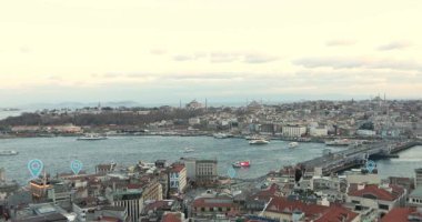 Şehrin üstündeki konum işaretleri. Şehirdeki önemli yerler. Turist şehri. Yukarıdan turistik şehir manzarası.