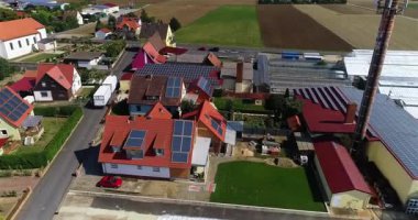 Özel evlerin çatısındaki güneş panelleri. Şehir güneş enerjisine geçiyor. Güneş panelleri evlerin çatılarında görünür..