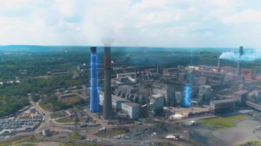 Sanayi bölgesi ya da sanayi bölgesi, fütüristik görüş. Yapay zeka metalürjik bir bitkiyi kontrol eder. Yukarıdan görüntüle