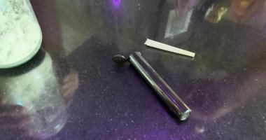 Tayland 'da yasal marihuana satış aracı. Tayland 'da renkli marihuana satış aracı, dışarıda.