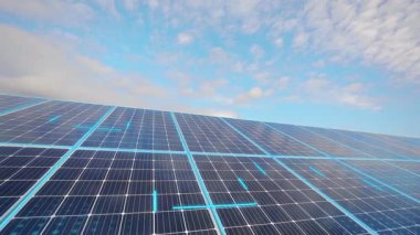 Büyük bir güneş enerjisi santrali güneş enerjisi üretir. Güneş panelleri olan büyük bir alan..