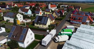 Özel evlerin çatısındaki güneş panelleri. Şehir güneş enerjisine geçiyor.