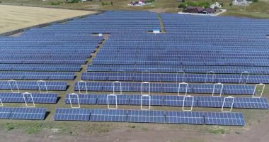 Büyük bir güneş enerjisi santrali güneş enerjisi üretir. Güneş panelleri olan büyük bir alan..