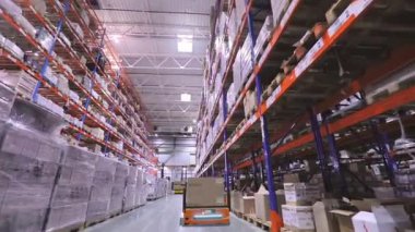 Otomatik depo, gelecekteki depo rafları, gelecekteki depo konsepti.