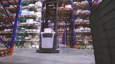 Otomatik depo, gelecekteki depo rafları, gelecekteki depo konsepti..