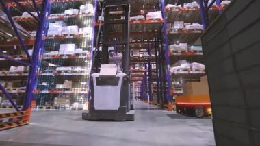 Otomatik depo, gelecekteki depo rafları, gelecekteki depo konsepti.