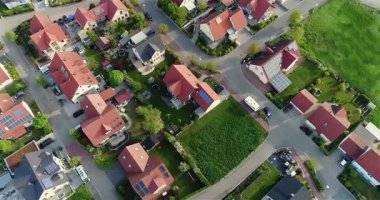 Özel evlerin çatısındaki güneş panelleri. Şehir güneş enerjisine geçiyor. Güneş panelleri evlerin çatılarında görünür..