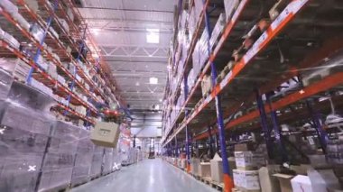 Otomatik depo, gelecekteki depo rafları, gelecekteki depo konsepti..