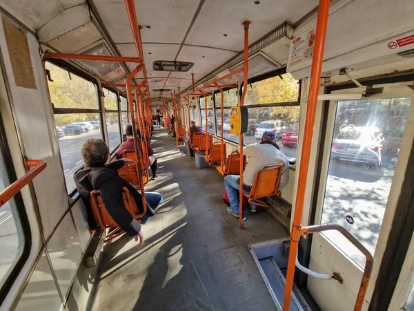 Bucarest Rumania Octubre 2022 Personas Que Utilizan Tranvía Antiguo Bucarest — Foto de Stock
