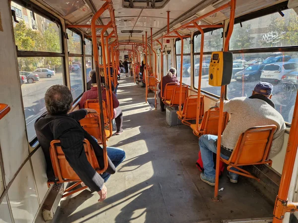 Bucarest Rumania Octubre 2022 Personas Que Utilizan Tranvía Antiguo Bucarest — Foto de Stock