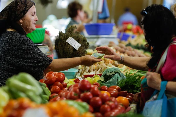 ルーマニアのブカレスト2022年8月4日 ルーマニアのブカレストで野菜を購入する女性とのフィールドの浅い深さ 選択的フォーカス の詳細 — ストック写真