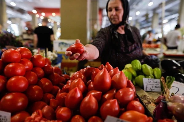 2022年8月4日ルーマニア ブカレスト市 2022年8月4日ルーマニア ブカレスト市の市場で野菜を売る年配の女性と畑 選択的フォーカス の深さの浅い詳細 — ストック写真