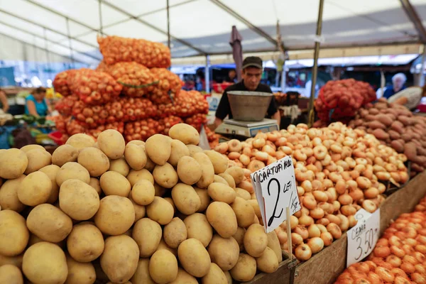 ルーマニアのブカレスト 2022年8月4日 ルーマニアのブカレストのObor市場にジャガイモと玉ねぎが立っているフィールドの浅い深さ 選択的フォーカス の詳細 — ストック写真