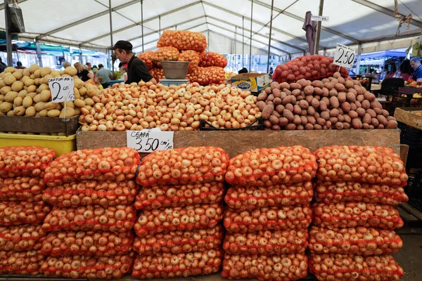 ルーマニアのブカレスト 2022年8月4日 ルーマニアのブカレストのObor市場にジャガイモと玉ねぎが立っているフィールドの浅い深さ 選択的フォーカス の詳細 — ストック写真