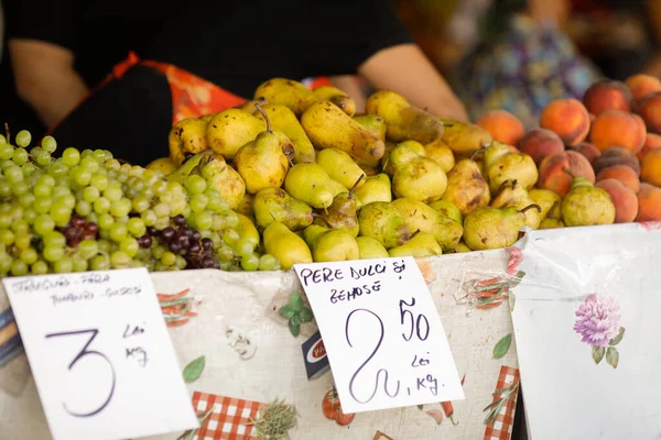 フィールドの浅い深さ 選択的焦点 ルーマニアのブカレストのObor市場に立つ熟した梨の詳細 — ストック写真