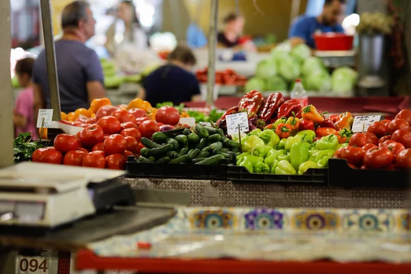 フィールドの浅い深さ 選択的フォーカス 野菜の詳細は ルーマニアのブカレストのObor市場に立っています — ストック写真