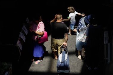 Romanya 'nın Bükreş kentindeki Obor pazarında yaşlılar sebze standlarının arasında yürüyor.
