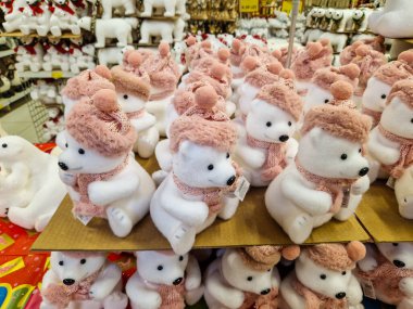 Bükreş, Romanya - 30 Ekim 2022: Özel bir hipermarkette satılık Noel süslemeleri (kutup ayıları) ile sığ alan derinliği (seçici odak) ayrıntıları.