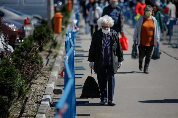 Bucharest Romania April 2020 Old People Wearing Protective Masks Shopping — Stock Photo, Image